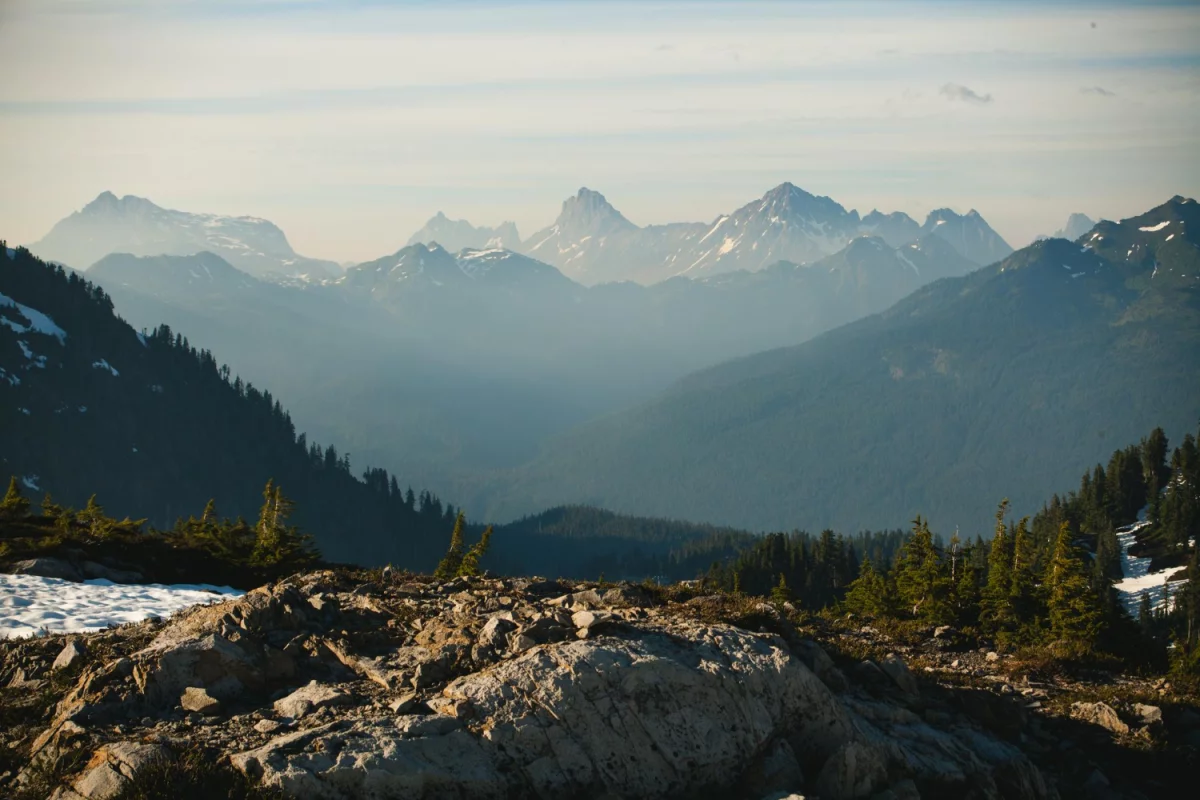 Półkotapczan z sofą – funkcjonalne rozwiązanie do małych wnętrz
